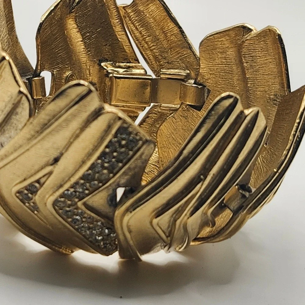 Trifari Marcella Saltz‎ Gold Tone Chevron Link Bracelet Rhinestone Accents Vtg